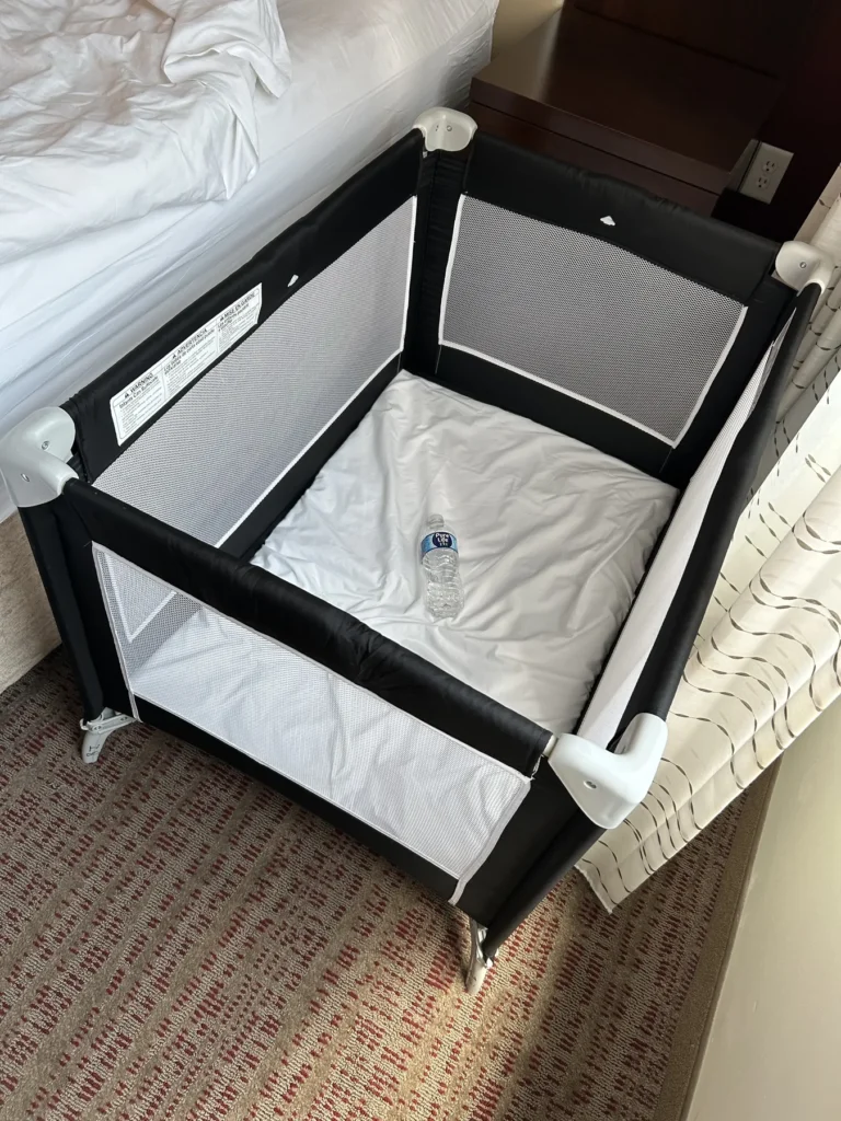 Residence Inn Chicago Downtown/Loopの客室に設置されたPack 'n Play