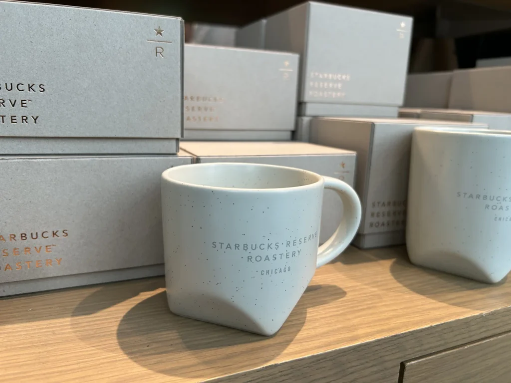 Starbucks Reserve Roastery Chicago限定の白いマグカップ