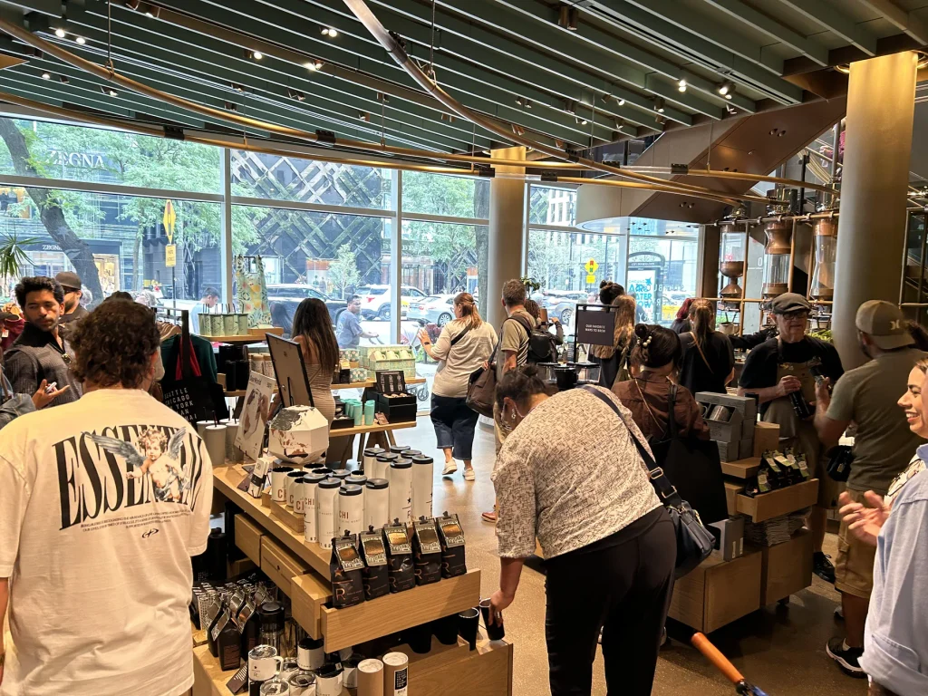スターバックス・リザーブ・ロースタリー・シカゴの広い店内 